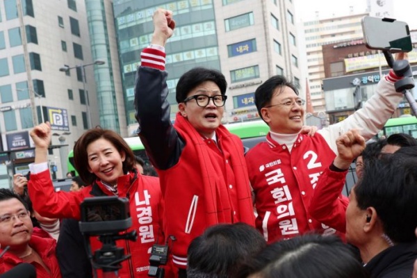 한동훈 국민의힘 비대위원장이 3월 19일 장진영, 나경원 후보와 함께 시민들에게 인사하고 있다. | 연합뉴스