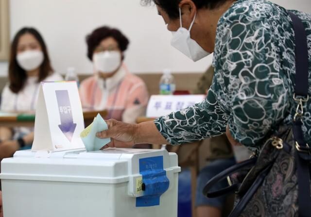 기사와 직접 관련 없는 자료 사진: 제8회 전국동시지방선거일인 2022년 6월 1일 오전 전남 나주시의 한 투표소에서 어르신이 투표하고 있다. | 연합뉴스