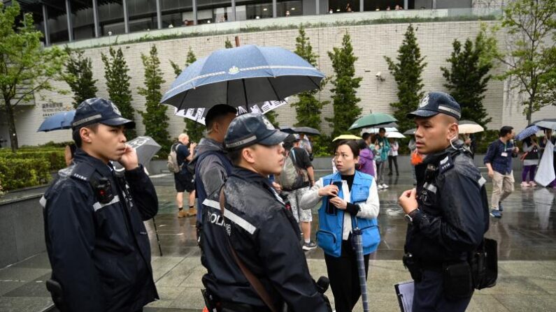 홍콩 경찰이 청콴우 지역에서 열린 시민 집회를 지켜보고 있다. 2023.3.26 | Peter PARKS/AFP/