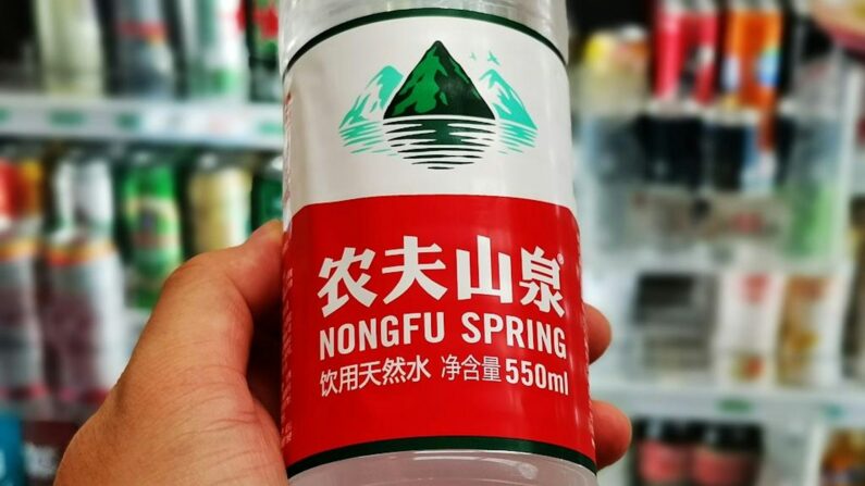 중국의 국민 생수로 불리는 농푸산취안 생수 제품. | 홍콩01