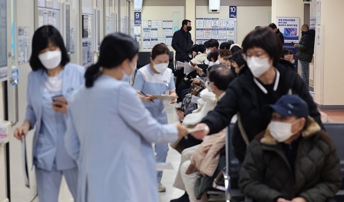 전공의 집단 이탈이 일주일 이상 이어지고 있는 가운데 지난달 27일 오후 서울의 한 대학병원에서 간호사들이 분주히 움직이고 있다.｜연합뉴스