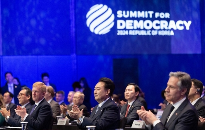 ‘민주주의 정상회의’에 美·中 엇갈린 반응…尹 “더 나은 민주주의 위해 협력”