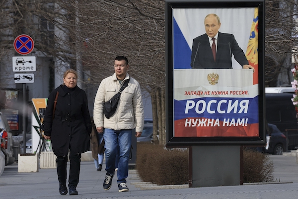 크림반도에 걸린 푸틴 대선 포스터 | 자료사진=AP/연합뉴스