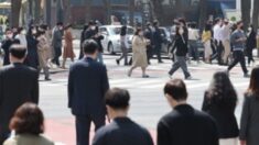 日 절반도 안되던 韓 임금, 20년새 ‘역전’했다