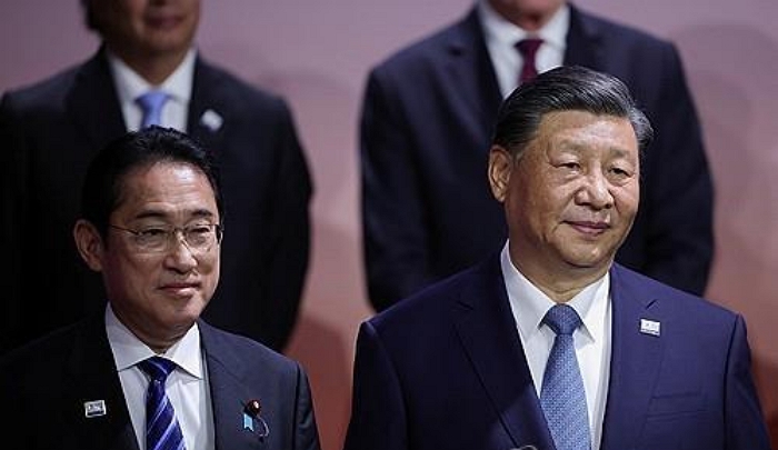 작년 11월 미국 샌프란시스코에서 열린 아시아태평양경제협력체(APEC) 정상회의에서 시진핑 중국 국가주석(오른쪽)과 기시다 후미오 일본 총리가 나란히 서 있다.｜연합뉴스