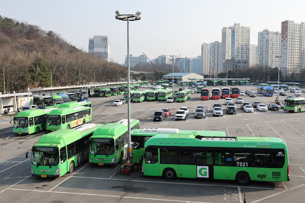 서울 시내버스 12년만에 멈췄다…파업 돌입 속 물밑접촉