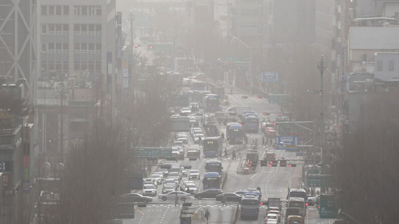  중부지방 미세먼지 농도가 '매우 나쁨' 수준을 보이는 29일 오전 서울 종로 시내가 뿌옇게 보인다. | 연합뉴스