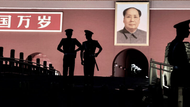 중국 양회에서 총리 기자회견이 폐지되고 업무보고의 성격이 바뀌면서, 중국 정치가 개혁개방 이전 마오쩌둥 시절로 퇴행하는 또 다른 신호로 풀이된다. 사진은 베이징 톈안먼 광장에 걸린 마오쩌둥의 사진과 그 앞을 순찰하는 무장경찰들의 모습. 2014.6.4 | Kevin Frayer/Getty Images