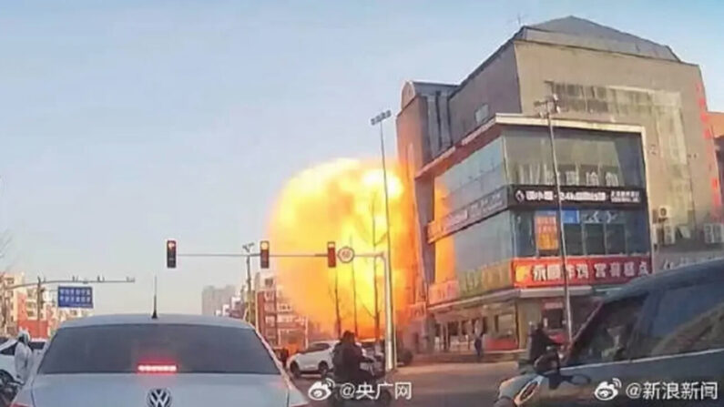 지난 13일 중국 허베이성 싼허시 옌자오의 4층 건물 폭발 사고 장면 | 웨이보 화면캡처