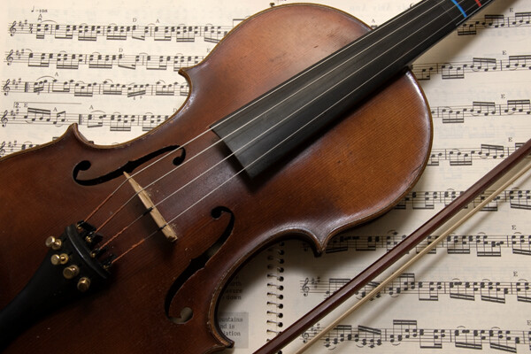 바이올린과 악보 | Canva