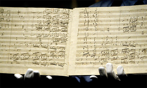 베토벤 9번 교향곡의 초판 사진 | 이안 윌디/게티 이미지