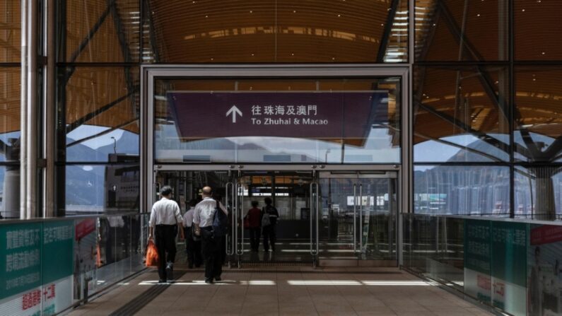 홍콩과 마카오, 중국 본토 주하이를 잇는 다리를 세관 직원들이 지나고 있다. | MAY JAMES/AFP via Getty Images/연합뉴스