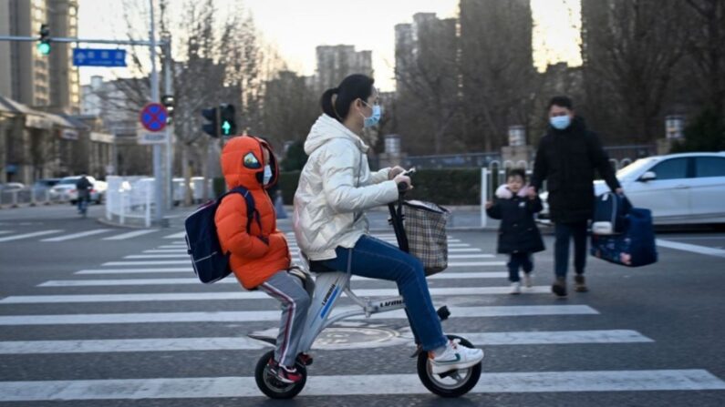 기사와 직접 관련 없는 자료 사진: 2023년 2월 13일 베이징에서 학생의 부모가 전기 자전거를 타고 자녀를 학교에 데려다 주고 있다. | WANG ZHAO/AFP via Getty Images/연합뉴스
