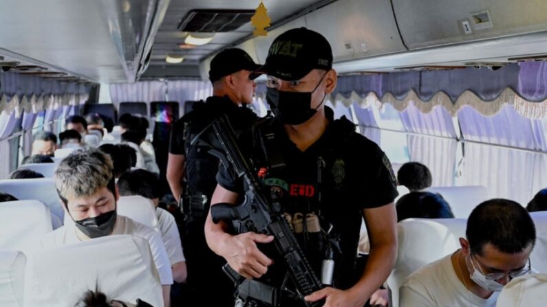기사와 직접 관련 없는 자료사진: 필리핀 경찰이 마닐라 외곽 파사이에서 사이버 사기 혐의로 체포된 중국인들을 추방하기 위해 버스로 호송하고 있다. 2023.12.14 | JAM STA ROSA/AFP via Getty Images/연합뉴스