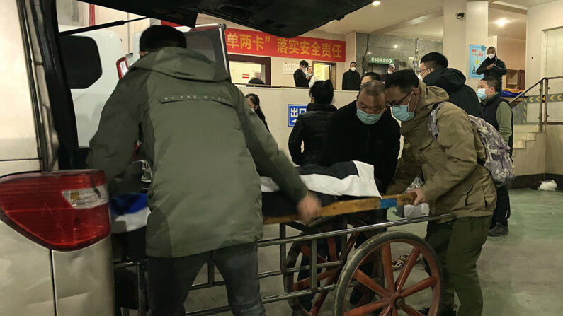 자료사진: 중국 충칭의 한 병원 화장터에서 작업자들이 소각할 시신을 운반대에 옮기고 있다. 2022.12.22 | NOEL CELIS/AFP via Getty Images/연합뉴스