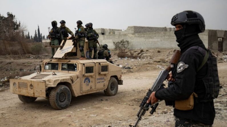 시리아 쿠르드족 아사이시 보안군이 라카에서 이슬람국가(IA) 조직원으로 의심되는 무장단체에 대한 공습을 준비하고 있다. 2023.1.28 | DELIL SOULEIMAN/AFP via Getty Images/연합뉴스