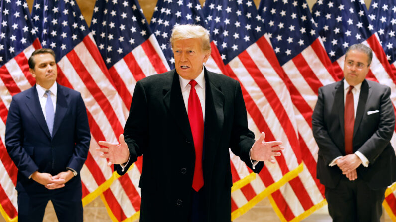 25일(현지 시각) 공판 전 청문회를 마친 도널드 트럼프 전 미국 대통령이 월스트리트에서 기자회견하고 있다. 2024.3.25 | Michael M. Santiago/Getty Images