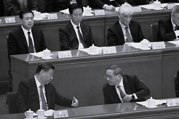 2024년 3월 4일 양회 개막식에 참석한 시진핑 중국 공산당 총서기(앞줄 왼쪽)와 리창 중국 국무원 총리(앞줄 오른쪽). | PEDRO PARDO/AFP via Getty Images/연합뉴스
