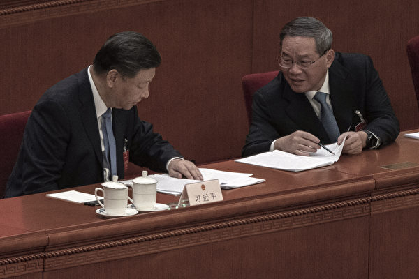 지난 8일, 중국 공산당 양회(兩會) 2차 전체회의에서 시진핑 총서기와 리창 총리가 문서를 가리키며 대화하고 있다. | Kevin Frayer/Getty Images