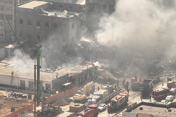 2024년 3월 13일 오전 7시 55분 중국 허베이성 싼허시 옌자오의 건물 폭발 사고 현장에서 연기가 피어오르고 있다.  | Zhong Ming/VCG via Getty Images