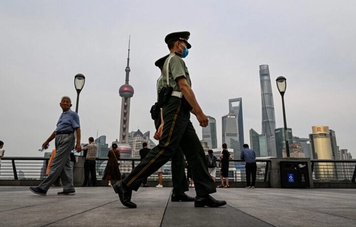 2023년 6월 15일, 중국 상하이의 황푸구에서 준군사경찰들이 순찰을 하고 있다. | Hector Retamal/AFP via Getty Images/연합뉴스