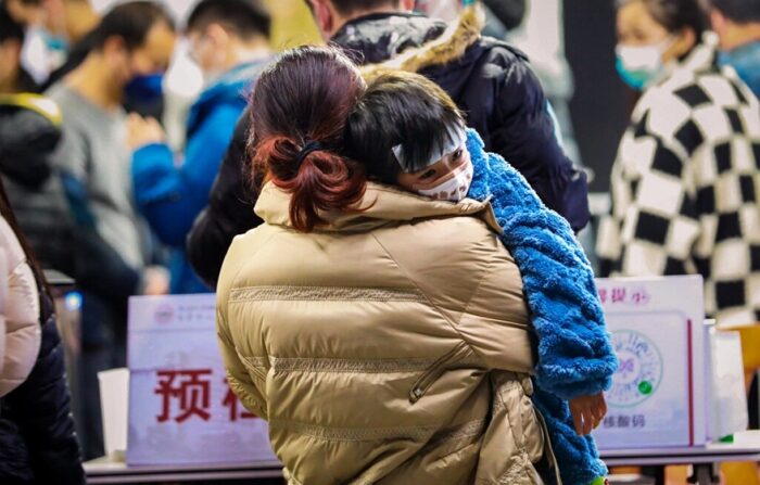 2022년 12월 20일, 중국 광둥성 둥관시에 있는 한 병원에서 환자들이 진료를 기다리고 있다. | VCG/VCG via Getty Images/연합뉴스