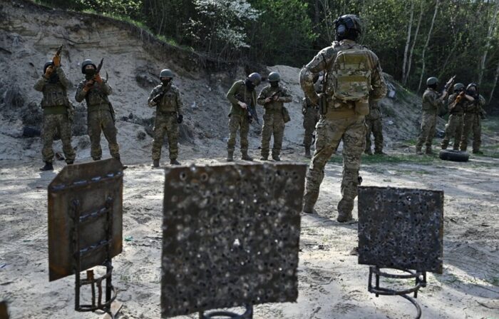 2024년 4월 10일, 우크라이나 군인들이 키이우 인근의 사격장에서 군사 훈련을 실시하고 있다. | Genya Savilov/AFP via Getty Images/연합뉴스
