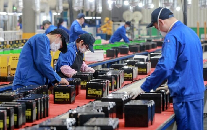중국 안후이성 화이베이에 있는 한 공장의 배터리 생산 라인에서 직원들이 작업을 하고 있다. | STR/AFP via Getty Images/연합뉴스