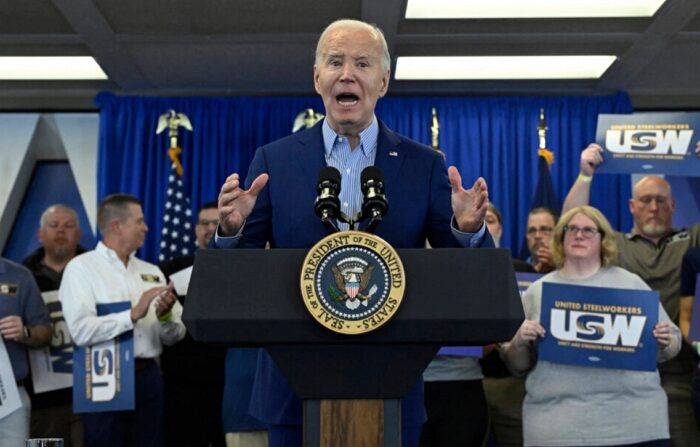 2024년 4월 17일(현지 시각) 조 바이든 미국 대통령이 펜실베이니아주 피츠버그에 있는 철강노동조합(USW) 본부에서 연설하고 있다. | Andrew Caballero-Reynolds/AFP/연합뉴스
