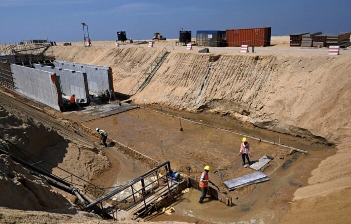 2020년 2월 24일, 중국 일대일로 프로젝트로 진행된 스리랑카 콜롬보의 간척지 개발 현장에서 노동자들이 작업을 하고 있다. | Ishara S. Kodikara/AFP via Getty Images/연합뉴스