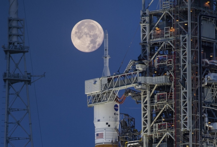 “中, 달 점령 목적 ‘비밀 군사작전’ 펼칠 수 있어” NASA 국장