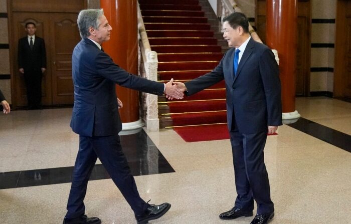 2024년 4월 26일, 중국 베이징 댜오위타이 국빈관에서 토니 블링컨 미 국무부 장관(왼쪽)이 왕샤오홍 중국 공안부장과 만나 악수를 하고 있다. | Mark Schiefelbein/POOL/AFP via Getty Images/연합뉴스