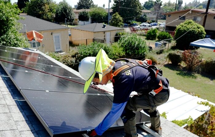 2023년 10월 19일, 미국 캘리포니아주 포모나의 한 주택 옥상에서 작업자가 태양광 패널을 설치하고 있다. | Mario Tama/Getty Images