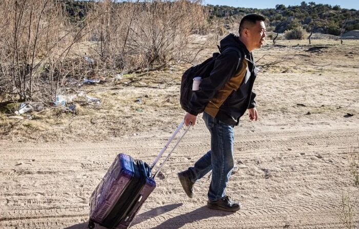 2023년 12월 6일, 미국 캘리포니아주 자쿰바 핫스프링스에서 한 중국인이 국경 장벽으로 향하고 있다. | John Fredricks/The Epoch Times