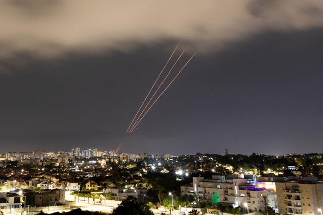 14일 새벽 이란의 무인기 및 미사일 공격에 대한 이스라엘군의 대공방어시스템 가동 모습이 이스라엘 아슈켈론에서 관측되고 있다. | 로이터/연합뉴스