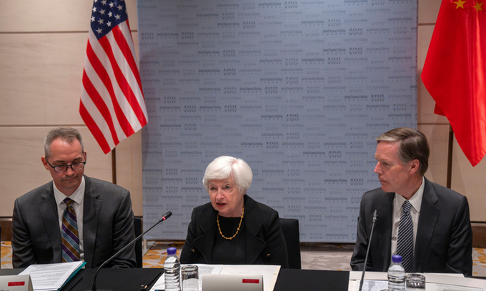 중국을 방문 중인 재닛 옐런 미국 재무장관(가운데)이 7일 베이징에서 미국 재계 인사들과 가진 비즈니스 라운드 테이블에서 발언하고 있다. | 연합