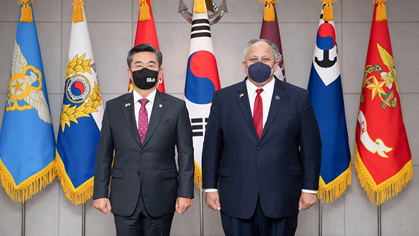 2021년 10월 28일, 서욱 당시 국방부 장관과 서울에서 접견한 델 토로 미 해군성 장관(오른쪽) | 연합 