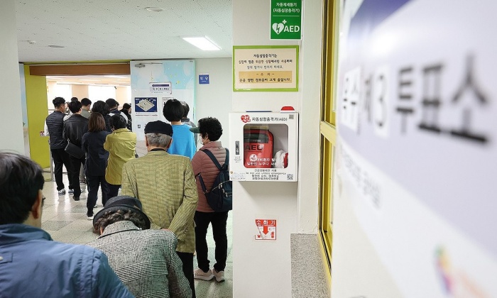 제22대 국회의원선거일인 4월 10일 서울 성동구 옥정초등학교에 마련된 옥수동 제3투표소에서 유권자들이 투표하고 있다. | 연합뉴스