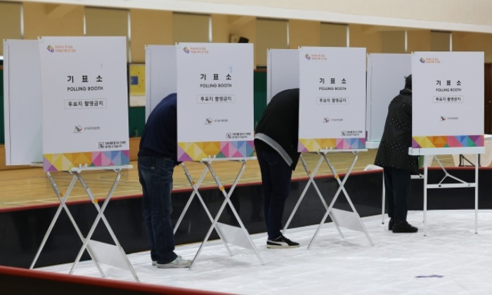 4월 10일 오전 서울 용산구 삼광초등학교에 마련된 후암동 제3투표소에서 유권자들이 투표지에 기표하고 있다. | 연합뉴스