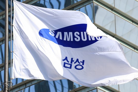서울 삼성전자 서초사옥에 걸린 삼성 깃발이 바람에 휘날리고 있다. | 연합뉴스