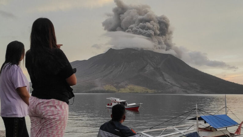 19일 인도네시아 북술라웨시주 타구란당섬 시타로에서 사람들이 바다 건너 루앙 화산의 분화 장면을 지켜보고 있다. 2024.4.19 | AFP/연합뉴스