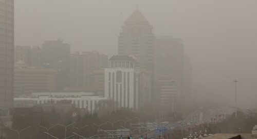 중국 베이징에 황사 황색경보가 내려진 가운데 베이징 시내 주요 건물이 황사로 인해 형체가 흐릿하게 보인다. 2023.3.22 | 연합뉴스