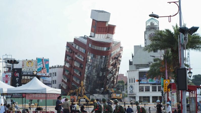 2024년 4월 4일 대만 동부 화롄에서 발생한 지진의 영향으로 기울어진 건물 앞으로 대만군인들이 지나가고 있다. 이번 강진으로 대만에서는 최소 9명이 사망하고 1000명 이상이 부상했으며 수십 개의 건물이 파손됐다. 일본과 필리핀까지 쓰나미 경보가 발령됐다가 해제됐다. | Sam Yeh/AFP/연합뉴스
