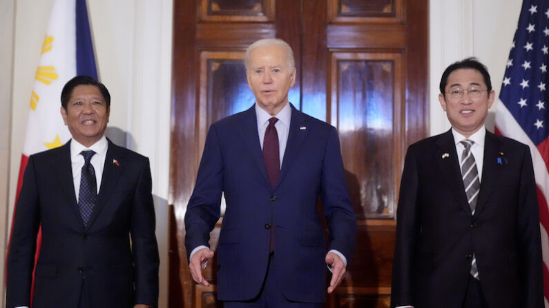 미국 조 바이든 대통령(중앙)이 11일 미-일-필리핀 정상회담에 앞서 발언하고 있다. | AP/연합뉴스
