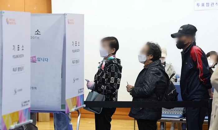 4·10 총선 사전투표가 시작된 지난 5일 오전 서울 동작구 상도1동주민센터를 찾은 어르신들이 투표를 하고 있다.｜연합뉴스