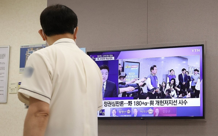 의대 증원을 둘러싼 의정갈등이 이어지고 있는 지난 11일 오전 서울 한 대학병원에서 한 의료 관계자가 총선 관련 방송을 지켜보고 있다.｜연합뉴스