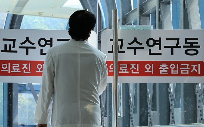 정부가 의대 증원 원점 재논의·1년 유예는 국민 눈높이에 맞지 않다며 의료개혁을 계속 추진하겠다고 밝힌 지난 22일 서울 시내 한 대학병원에서 의대 교수가 이동하고 있다.｜연합뉴스