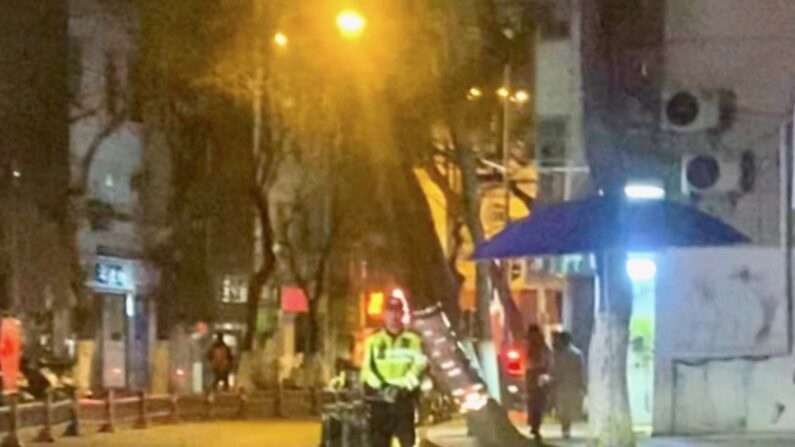 안후이성 허페이 훙싱루(紅星路) 80번지. 청명절 기간 경찰이 경계를 서고 있다. | 웨이보