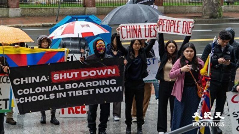 지난 19일 미국 매사추세츠주 케임브리지의 하버드대학 케네디스쿨 앞에서 이 대학 학생 3명을 포함한 시위대가 셰펑 주미 중국대사의 방문에 항의하고 있다. | 류징화/에포크타임스