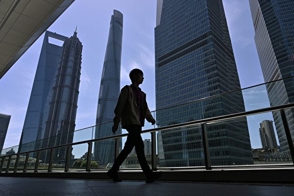 중국 상하이의 루자쭈이 금융지구를 한 행인이 지나고 있다. | HECTOR RETAMAL/AFP/Getty Images/연합뉴스